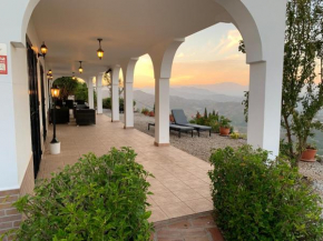 Casa Anhelando Andalucia - Een 8p villa met verwarmd zwembad op een heuveltop met magnifiek uitzicht, waaronder zeezicht, nabij dorp en strand, Iznate
